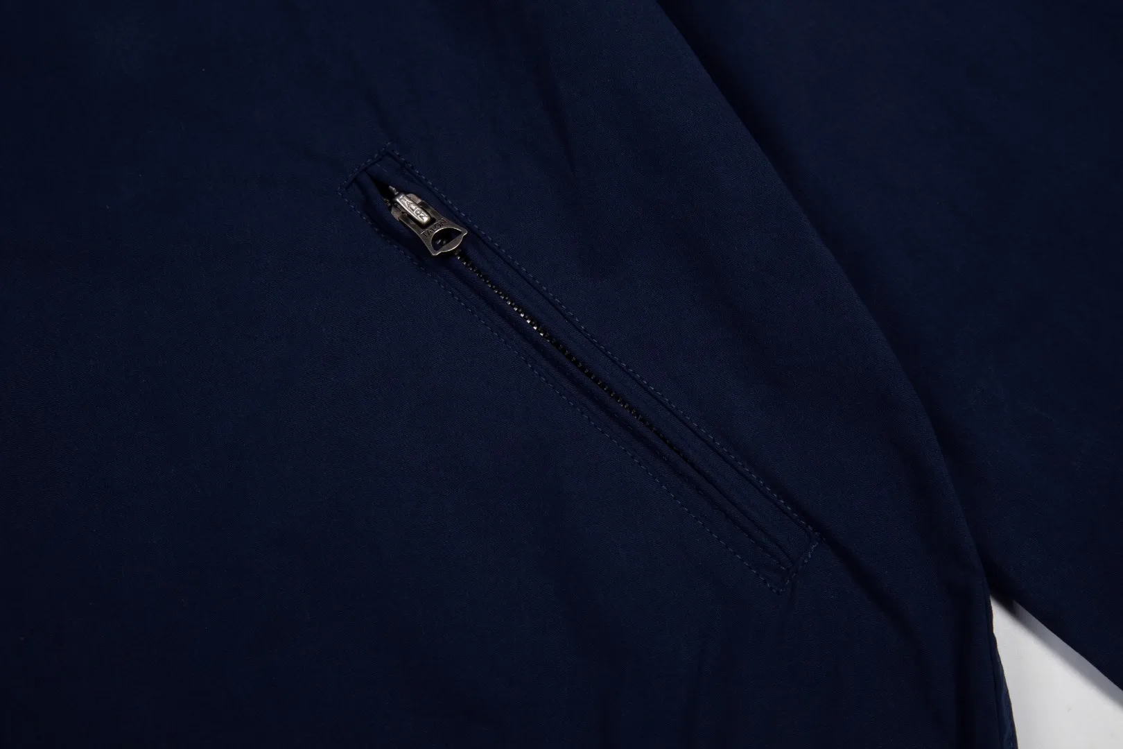 P290 White background picture [Popular item] Style number: 25109# (on sale all year round) Color: khaki/navy blue Size: S to XL - Ralph Lauren/Ralph Lauren Solid color logo embroidered cotton soft shell fabric hooded assault jacket - the face is the same as the original 32 high count plain weave super soft carbon grinding ✅ - Brand POLO three zippers Customized back collar webbing Dark and light two-color oil edge leather strips ✅ - Ralph Lauren/Ralph Lauren's classic men's and women's bomber zipper hooded jacket. It has an elegant and fashionable style with any wear. It has a retro and relaxed feel. The hood and zipper elements add to the casual casualness. The paper man effect on the upper body can be perfectly controlled whether it is sports style or casual style ✅